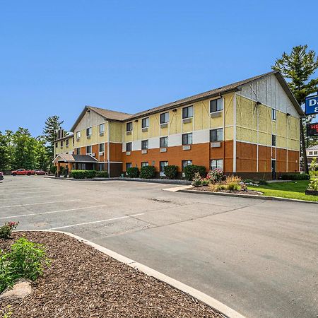 Days Inn & Suites By Wyndham Traverse City Exterior photo