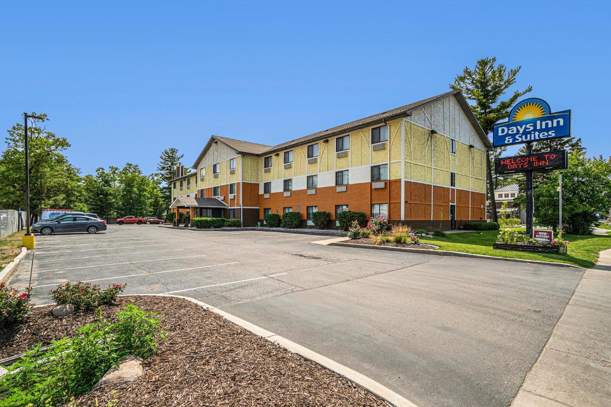 Days Inn & Suites By Wyndham Traverse City Exterior photo