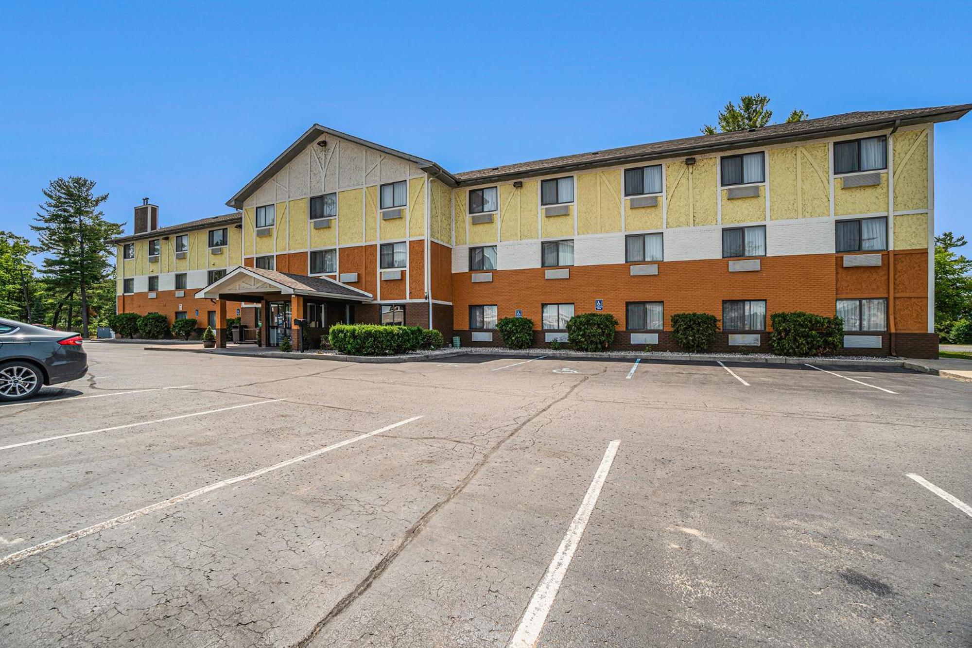 Days Inn & Suites By Wyndham Traverse City Exterior photo