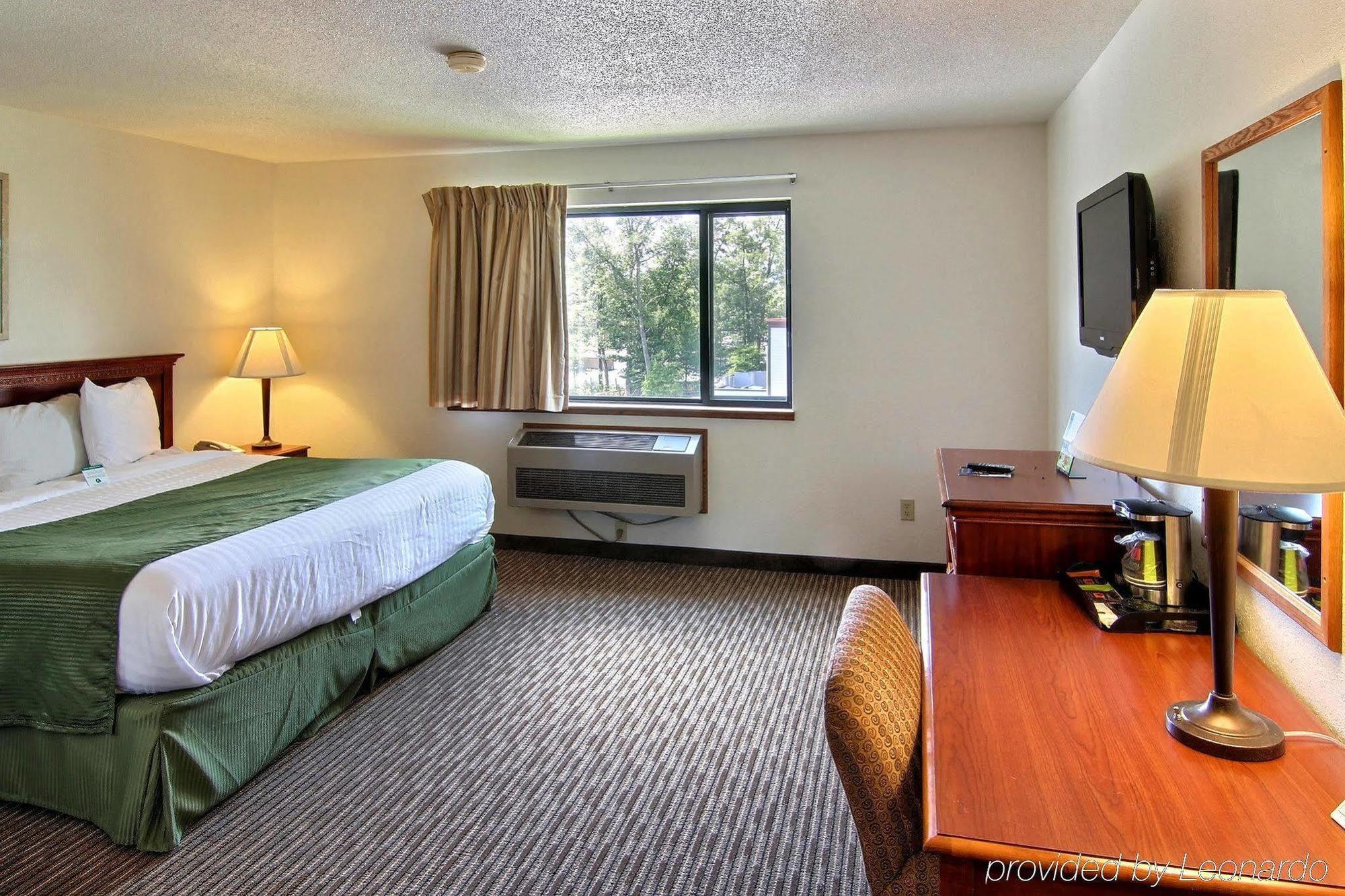 Days Inn & Suites By Wyndham Traverse City Room photo