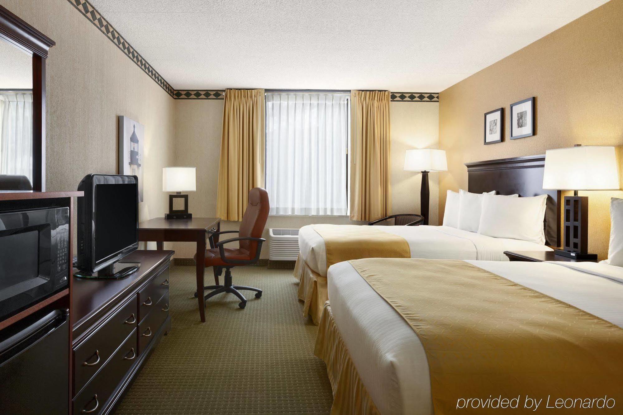 Days Inn & Suites By Wyndham Traverse City Room photo