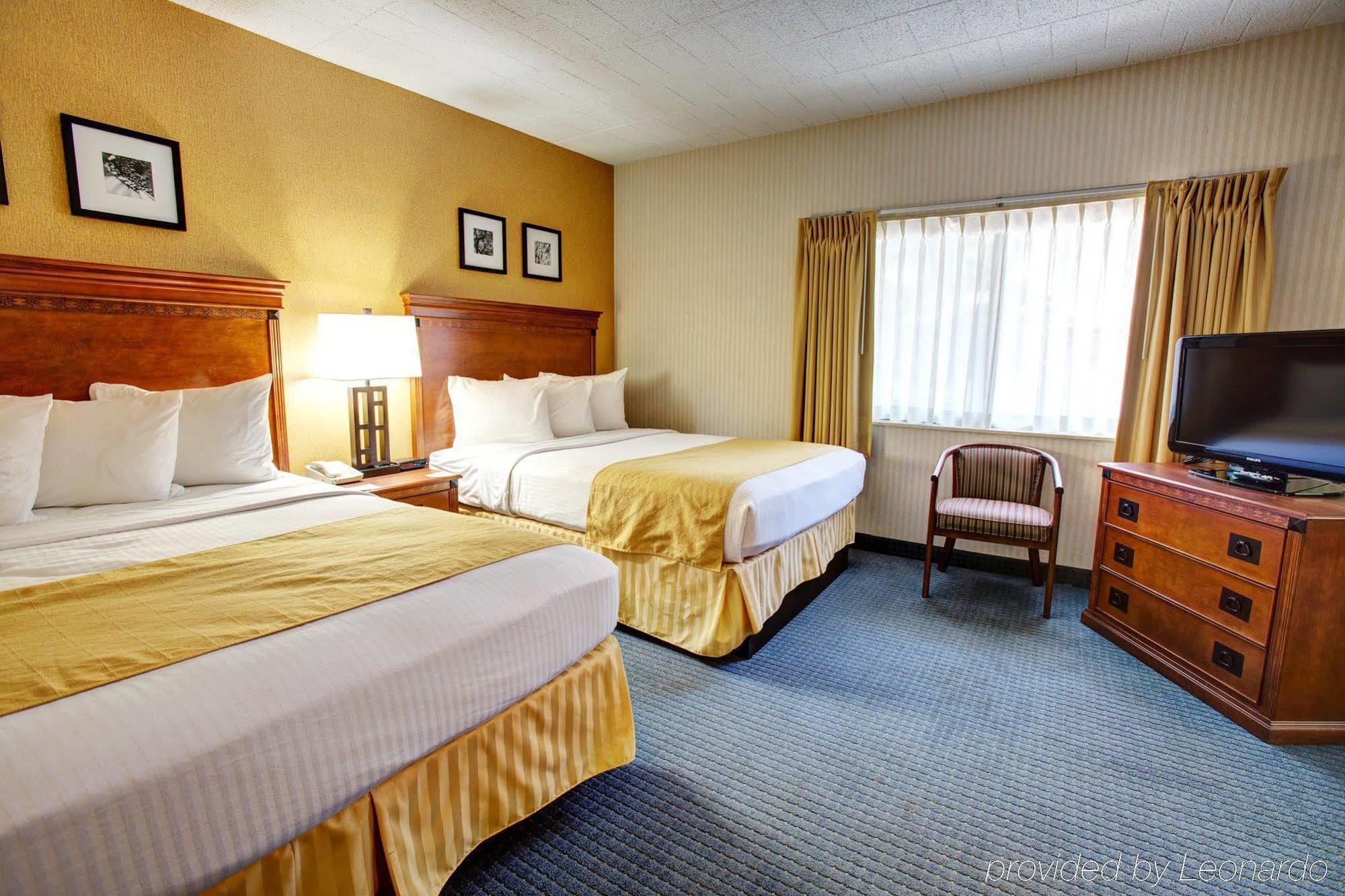 Days Inn & Suites By Wyndham Traverse City Room photo