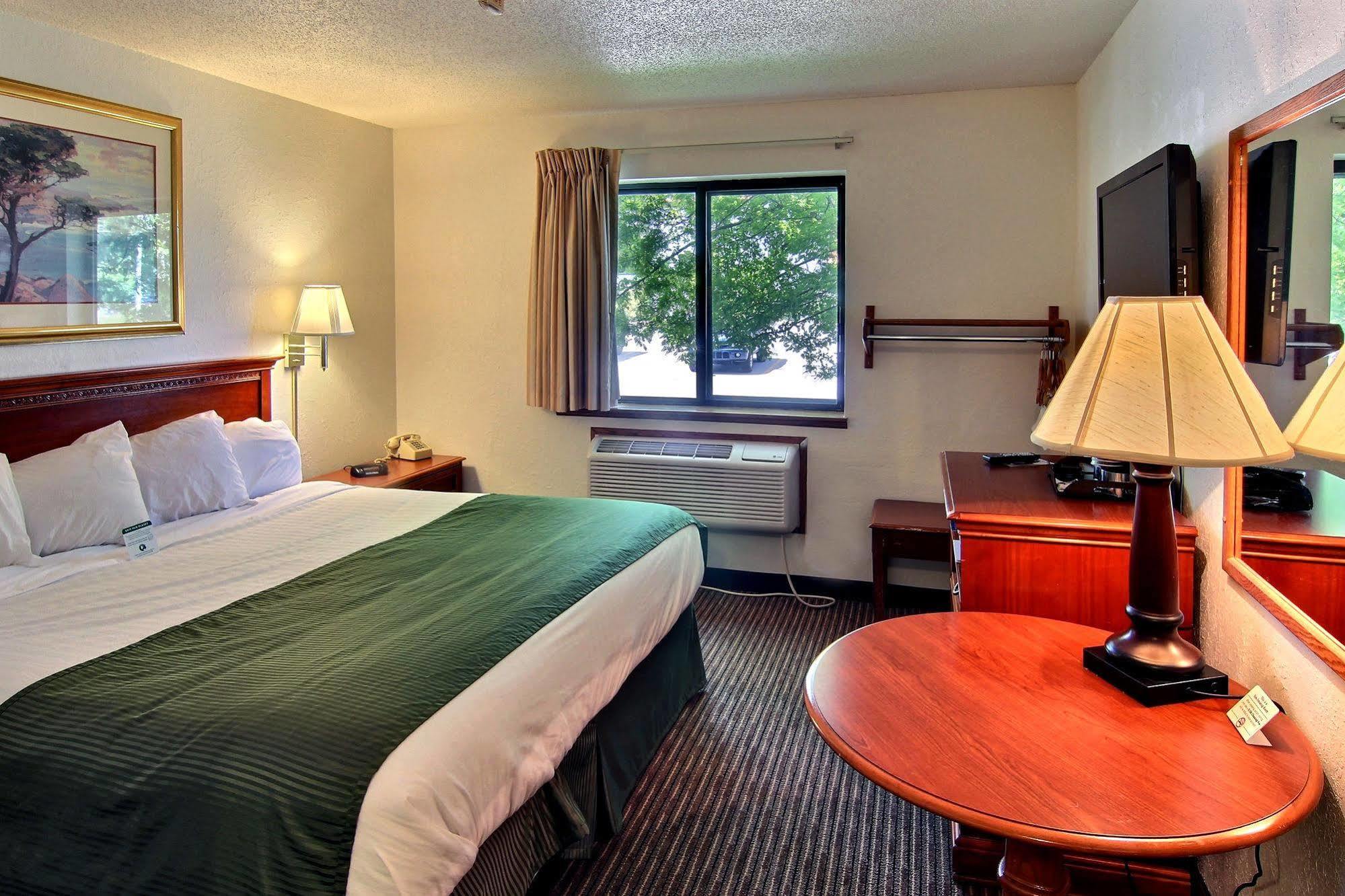 Days Inn & Suites By Wyndham Traverse City Room photo