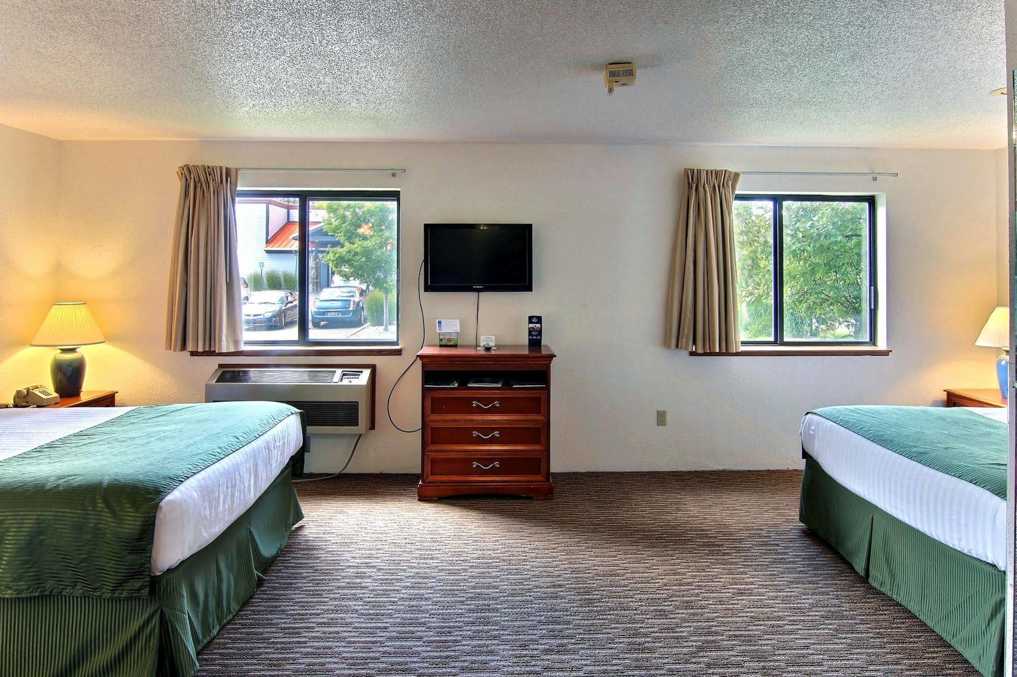 Days Inn & Suites By Wyndham Traverse City Room photo